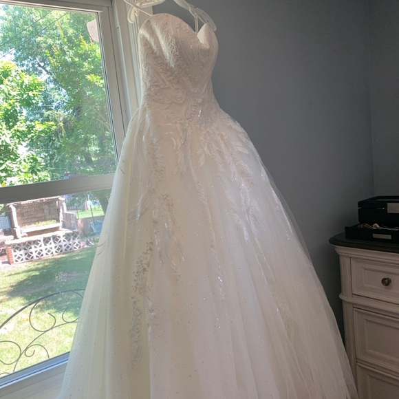 Randy fenolo wedding dress. - Picture 5 of 8